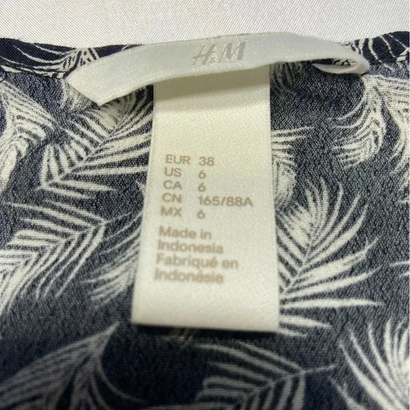 H&M Black and White Leaf Print V-Neck Short Sleeve Shirt/Blouse. - Picture 5 of 10